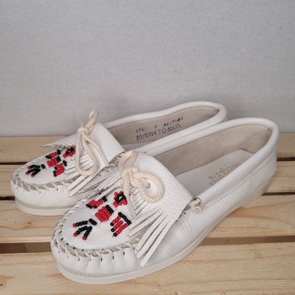 Minnetonka Shoes - NEW Minnetonka Womens White Leather Thunderbird Boat Moccasins size 5